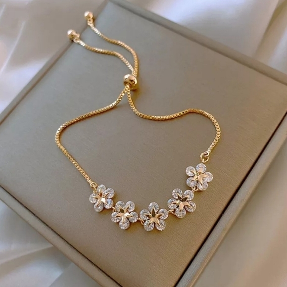 Elegant Inlaid Rhinestone Flower Shaped Fashion Charm Bracelet - Picture 1 of 3